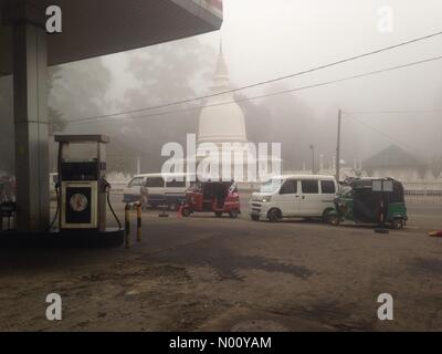 Nuwara Eliya, Sri Lanka, 29 ottobre 2018, chiusa la stazione di benzina dopo la crisi politica. Ceylon Petrolium Corporation ha terminato la consegna dell'olio dopo il ministro è stato spinto IUZ del credito ufficio: Georg Berg/StockimoNews/Alamy Live News Foto Stock