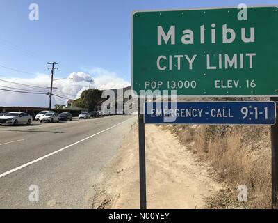 Malibu, California, USA. 9 Nov, 2018. Ingresso a Malibu al Pacific Coast Hwy con una linea di traffico come residenti evacuare Credito: Todd Felderstein/StockimoNews/Alamy Live News Foto Stock