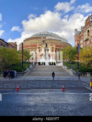 Londra, Regno Unito. Decimo Nov, 2018. Le preparazioni comprese la sicurezza nel luogo per il Festival del ricordo presso il Royal Albert Hall Credito: sutton11/StockimoNews/Alamy Live News Foto Stock