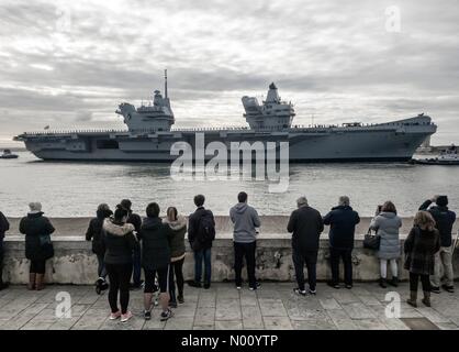 Il porto di Portsmouth, Regno Unito. 10 dic 2018. HMS Queen Elizabeth entrando in Portsmouth Porto dopo la sua distribuzione negli Stati Uniti per condurre prove con la nuova F35 fighter aircraft Credit: stephen LEWIS/StockimoNews/Alamy Live News Foto Stock