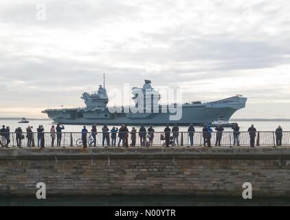 Il porto di Portsmouth, Regno Unito. 10 dic 2018. HMS Queen Elizabeth arrivando a Portsmouth Porto dopo la sua distribuzione negli Stati Uniti per le prove con la nuova F35 fighter aircraft Credit: stephen LEWIS/StockimoNews/Alamy Live News Foto Stock