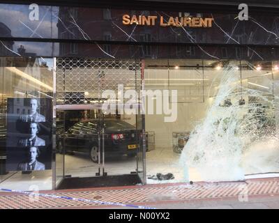 Londra, Regno Unito. Il 14 dicembre, 2018. Ram raid auto a sinistra in Saint Laurent boutique di Sloane Street e Knightsbridge di Londra Credito: GILBERT MURRAY/StockimoNews/Alamy Live News Foto Stock