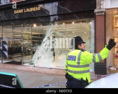 Londra, Regno Unito. Il 14 dicembre, 2018. Ram raid auto a sinistra in Saint Laurent Knightsbridge di Londra. Credito: GILBERT MURRAY/StockimoNews/Alamy Live News Foto Stock