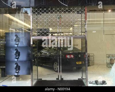 Londra, Regno Unito. Il 14 dicembre, 2018. Ram raid auto a sinistra all'interno del Saint Laurent Knightsbridge di Londra. Credito: GILBERT MURRAY/StockimoNews/Alamy Live News Foto Stock