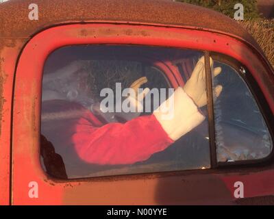 Steeple Claydon, Buckinghamshire, UK. 24 dic 2018. Babbo Natale la guida a casa per Natale Credit: PennPix/Matt Pennington/StockimoNews/Alamy Live News Foto Stock