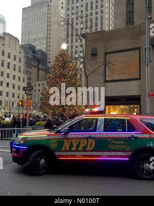 Decorate luminosamente holiday NYPD cruiser al Rockefeller Center albero di Natale, Midtown Manhattan, New York, Stati Uniti Foto Stock