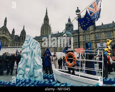 Londra, Regno Unito. 15 gen 2019. Arrestare Brexit dimostrazione al di fuori del Parlamento europeo in data 15 gennaio 2019. Il giorno del voto significativo in parlamento. Gli attivisti si presentano come Theresa Maggio sul dispositivo HMS Brexit colpendo un iceberg. Credito: Tom Leighton/StockimoNews/Alamy Live News Foto Stock