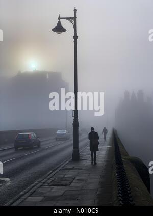 Edimburgo, Scozia, Regno Unito. 5 febbraio, 2019. Meteo. Pendolari fanno la loro strada attraverso dean Bridge nel West End della città come una nebbia di congelamento in rotoli. Credito: Andrew O'Brien/StockimoNews/Alamy Live News Credito: Andrew O'Brien/StockimoNews/Alamy Live News Foto Stock