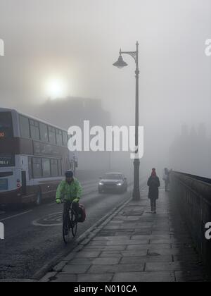 Edimburgo, Scozia, Regno Unito. 5 febbraio, 2019. Meteo. Pendolari fanno la loro strada attraverso dean Bridge nel West End della città come una nebbia di congelamento in rotoli. Credito: Andrew O'Brien/StockimoNews/Alamy Live News Credito: Andrew O'Brien/StockimoNews/Alamy Live News Foto Stock