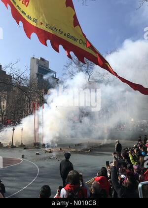 New York City, NY, STATI UNITI D'AMERICA- Febbraio 5, 2019: gli spettatori si radunano in Sara D. Roosevelt Park per guardare i petardi esplodere per festeggiare il nuovo anno cinese. Credito: TD Dolci/StockimoNews/Alamy Live News Foto Stock