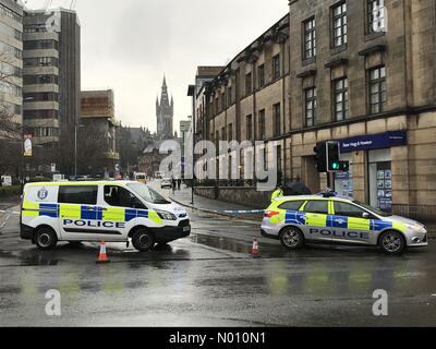 Glasgow, Regno Unito. 6 Marzo, 2019. University Avenue chiuso dalla polizia di rispondere ai continui incidenti. Rapporti non confermati da studenti universitari dire sospetto articolo trovato nell Università di Glasgow camera posta Credit: opere/StockimoNews/Alamy Live News Foto Stock