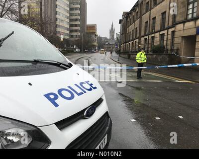 Glasgow, Regno Unito. 6 Marzo, 2019. University Avenue chiuso dalla polizia di rispondere ai continui incidenti. Rapporti non confermati da studenti universitari dire sospetto articolo trovato nell Università di Glasgow camera posta Credit: opere/StockimoNews/Alamy Live News Foto Stock