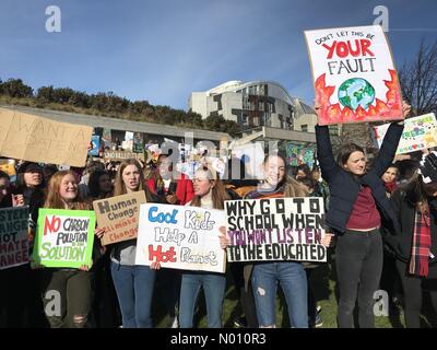 I cambiamenti climatici colpiscono, Edimburgo, Scozia, Regno Unito. Marzo 15, 2019. Gli studenti provenienti da scuole scozzesi per protestare contro il cambiamento climatico al di fuori del Parlamento scozzese di Edimburgo Scotland Credit: opere/StockimoNews/Alamy Live News Foto Stock