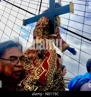 Ponte di Brooklyn, New York, Stati Uniti d'America. 19 apr 2019. Cristo e la Croce portata attraverso il Ponte di Brooklyn lungo con schiere di fedeli seguaci, durante buona FridayWay della Croce Credito: Linda Gerardi/StockimoNews/Alamy Live News Foto Stock