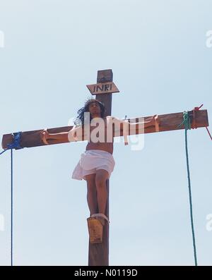 Tlalixtac de Cabrera, Oaxaca, Messico. 19 apr 2019. Reenactmen delle passioni di Cristo in un villaggio di Tlalixtac de Cabrera, Oaxaca, Messico. Giovani abitante è scelto di giocare a Gesù. Durante il giorno egli passa la battitura, portando croce e crocifisso 19/04/2019 Credit: #oneofakindtrip/StockimoNews/Alamy Live News Foto Stock