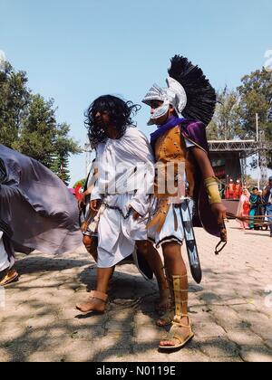 Tlalixtac de Cabrera, Oaxaca, Messico. 19 apr 2019. Reenactmen delle passioni di Cristo in un villaggio di Tlalixtac de Cabrera, Oaxaca, Messico. Giovani abitante è scelto di giocare a Gesù. Durante il giorno egli passa la battitura, portando croce e crocifisso 19/04/2019 Credit: #oneofakindtrip/StockimoNews/Alamy Live News Foto Stock