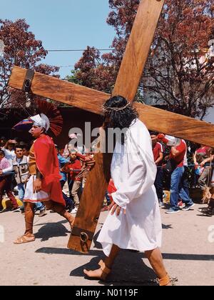 Reenactmen delle passioni di Cristo in un villaggio di Tlalixtac de Cabrera, Oaxaca, Messico. Giovani abitante è scelto di giocare a Gesù. Durante il giorno egli passa la battitura, portando croce e crocifisso 19/04/2019 Foto Stock