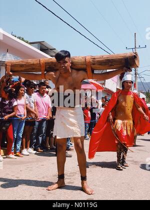 Tlalixtac de Cabrera, Oaxaca, Messico. 19 apr 2019. Reenactmen delle passioni di Cristo in un villaggio di Tlalixtac de Cabrera, Oaxaca, Messico. Giovani abitante è scelto di giocare Dismas. Durante il giorno egli passa la battitura, portando croce e crocifisso 19/04/2019 Credit: #oneofakindtrip/StockimoNews/Alamy Live News Foto Stock