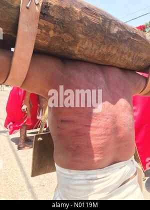 Reenactmen delle passioni di Cristo in un villaggio di Tlalixtac de Cabrera, Oaxaca, Messico. Giovani abitante è scelto di giocare a Gesù. Durante il giorno egli passa la battitura, portando croce e crocifisso 19/04/2019 Foto Stock