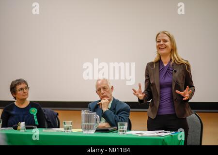 Godalming, Surrey, Regno Unito. 23 Aprile, 2019. Regno Unito alle elezioni locali, Wilfred Noyce Centro, Godalming, Surrey. Il 23 aprile 2019. Partito dei Verdi co-leader Sian Berry e candidato Steve Williams al Partito Verde conferenza a Godalming. Credito: jamesjagger/StockimoNews/Alamy Live News Foto Stock