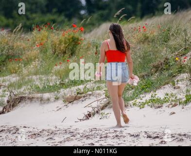 Hayling. Bracklesham Road, Hayling Island. Il 28 giugno 2019. Regno Unito Meteo: caldo e soleggiato lungo la costa sud di oggi. Trippers giorno godendo il sole sulla Hayling Island in Hampshire. Credito: jamesjagger/StockimoNews/Alamy Live News Foto Stock