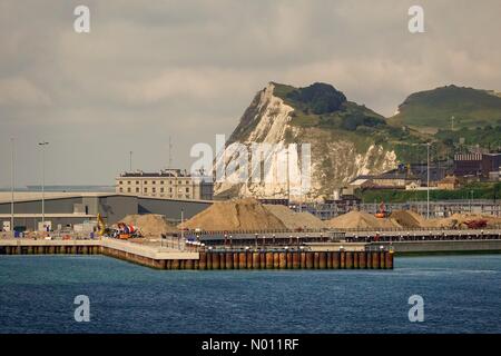 Dover, Kent, Regno Unito. 29 Luglio, 2019. Regno Unito: Meteo nuvoloso a Dover. Terminal dei Traghetti del porto di Dover. Il 29 luglio 2019. Costruire la copertura nuvolosa lungo la costa sud di questa mattina. La vista da Dover a Calais traghetto Dover, Kent. Credito: jamesjagger/StockimoNews/Alamy Live News Foto Stock