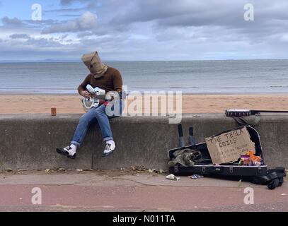 Edimburgo, Scozia, Regno Unito. Sabato 31 agosto 2019. Un esecutore sul lungomare suona la chitarra presso il Portobello grande Busk a Edimburgo, Scozia. Credito: Andrew O'Brien/StockimoNews/Alamy Live News Foto Stock