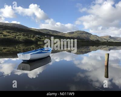 Ardara, County Donegal, Irlanda. Xvii Settembre 2019. Una barca è perfettamente riflessa su un insolitamente calma giorno sulla costa nord-occidentale. Qualche raggio di sole è previsto fino alla fine settimana. Credito: Richard Wayman/StockimoNews/Alamy Live News Foto Stock