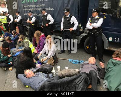 Londra, Regno Unito. Il 7 ottobre, 2019. Estinzione della ribellione XR protesta a Londra Regno Unito - Westminster Central London, Regno Unito - Lunedì 7 ottobre 2019. XR manifestanti blocco Marsham St al di fuori della home office con un autocarro. Alcuni manifestanti sono incollate Credito: Steven Maggio/StockimoNews/Alamy Live News Foto Stock