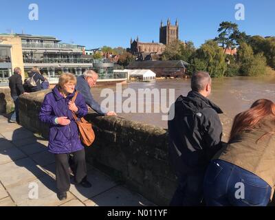 Hereford, Regno Unito. 27 ott 2019. Regno Unito Meteo inondazioni a Hereford REGNO UNITO - folla padre a guardare come il fiume Wye è estremamente elevate a Hereford con alcune inondazioni sulla sponda sinistra compreso il De Koffie Pot pub. Credito: Steven Maggio / StockimoNews/Alamy Live News Foto Stock