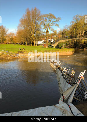 Regno Unito Guildford, Surrey. 15 dic 2019. Pioggia torrenziale durante la notte attraverso la Home Counties. Impossibile difese sul fiume Wey a Guildford, Surrey. Credito: jamesjagger / StockimoNews/Alamy Live News Foto Stock