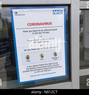 Hereford, Herefordshire, Regno Unito. 18th Feb 2020. Coronavirus NHS preparazione Hereford UK - County Hospital, Hereford, Herefordshire UK Martedì 18th Febbraio 2020 NHS Coronavirus segni di valutazione all'ingresso dell'ospedale. Credit: Steven May/Stockimonews/Alamy Live News Foto Stock