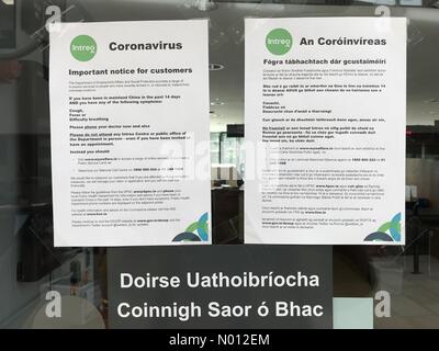 Dungloe, Contea Di Donegal, Irlanda. 4th Mar 2020. Avviso per Coronavirus o Covid-19. Presso L'Ufficio Del Social Welfare Dei Servizi Pubblici Di Dungloe, Nella Contea Di Donegal, In Irlanda. I segni sono stampati in inglese e gaelico irlandese. Credit: Richard Wayman/Stockimonews/Alamy Live News Foto Stock