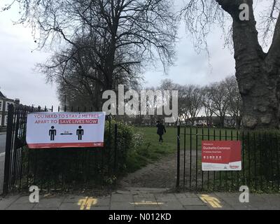 Londra, Regno Unito. 2nd aprile 2020. L'ingresso al Duckett's Common a Turnpike Lane, North London consiglia agli utenti del parco di mantenere la loro distanza. Credit: Paul Swinney/StockimoNews/Alamy Live News Foto Stock