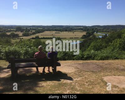 Tempo in Gran Bretagna: Pomeriggio caldo in Avon Valley, Hampshire, 2 giugno 2020. Una coppia gode della vista attraverso la valle di Avon da Castle Hill, Woodgreen, New Forest, l'ultimo giorno sull'onda di calore di tarda primavera. Credit: Paul Biggins/StockimoNews/Alamy Live News Foto Stock