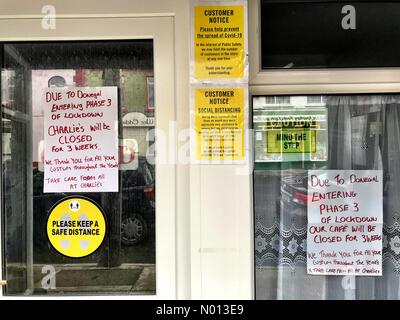 Ardara, Contea di Donegal, Irlanda. 29 settembre 2020. Avviso scritto a mano sulla porta del caffè che annuncia la chiusura a causa delle misure di blocco di livello 3 a causa del Covid19 in corso, pandemia di Coronavirus. Credit: Richard Wayman/StockimoNews/Alamy Live News Foto Stock