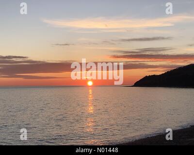 Lyme Regis, Dorset, Regno Unito. 7 gennaio 2021. Regno Unito Meteo: Il sole tramonta su Monmouth Beach alla fine di un freddo giorno di gennaio. Credit: Celia McMahon/StockimoNews/Alamy Live News Foto Stock