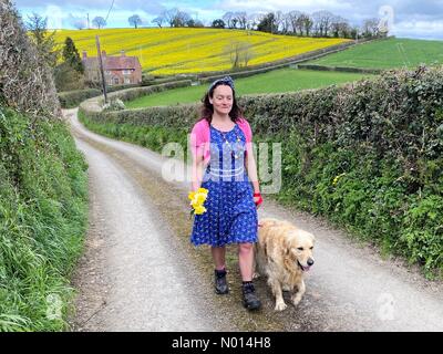 Fiume Teign, Teign Valley, Devon. 9 Aprile 2021. Regno Unito Meteo: Primavera colorata passeggiata lungo le strade di campagna in una bella giornata calda per Raich Keene e Raphael il retriever a Winscombe Farm, Dunsford, Devon. Credit: Nidpor/StockimoNews/Alamy Live News Foto Stock