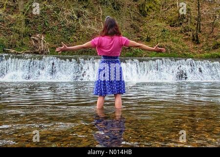 Fiume Teign, Teign Valley, Devon. 9 Aprile 2021. Tempo in Gran Bretagna: Pagaia di primavera per Raich Keene nella giornata calda a Weir sul fiume Teign, valle del Teign, Devon. Credit: Nidpor/StockimoNews/Alamy Live News Foto Stock