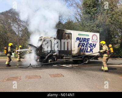 Milk van on Fire in Hereford UK - Hereford Herefordshire Martedì 20 aprile 2021 - i pompieri si abbassano un furgone locale di consegna del latte che ha preso fuoco a pranzo. Il latte fresco puro diventa latte caldo. Foto Stock