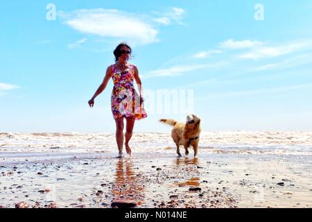 Teignmouth, Devon. 24 Aprile 2021. UK Weather: Blue Sky at Holcombe Beach for Raich Keene and Raphael The Retriever, Teignmouth, Devon Credit: Nidpor/StockimoNews/Alamy Live News Foto Stock