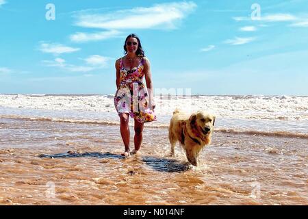 Teignmouth, Devon. 24 Aprile 2021. UK Weather: Blue Sky at Holcombe Beach for Raich Keene and Raphael The Retriever, Teignmouth, Devon Credit: Nidpor/StockimoNews/Alamy Live News Foto Stock