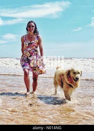 Teignmouth, Devon. 24 Aprile 2021. UK Weather: Blue Sky at Holcombe Beach for Raich Keene and Raphael The Retriever, Teignmouth, Devon Credit: Nidpor/StockimoNews/Alamy Live News Foto Stock