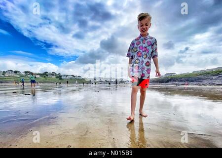 Regno Unito Meteo: Fronte cielo riflesso sulla spiaggia di Polzeath in Cornovaglia. Nella foto: Jack Porter. 28 luglio 2021. Credit: Nidpor/Alamy Live News Credit: Nidpor/StockimoNews/Alamy Live News Foto Stock