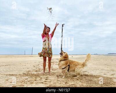 Porthrene spiaggia, Cornovaglia. 2 settembre 2021. Tempo UK: Divertimento al mare su una spiaggia di Porthrene mite a cielo stornato in Cornovaglia. Nella foto Raich Keene e Raffaello il Retriever 2 settembre 2021. Credit nidpor/Alamy Live News Credit: Nidpor/StockimoNews/Alamy Live News Foto Stock