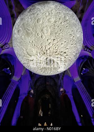 Exeter, Devon, Regno Unito. 2nd Febbraio, 2022. Premere anteprima. Museo della Luna terre all'interno della Cattedrale Exeter. I cantori guardano verso l'alto alla scultura lunare. L'artista Luke Jerram presenta la sua replica di scultura lunare dal 3rd al 27th febbraio presso la famosa Cattedrale di Exeter a Devon, Regno Unito. 2nd Febbraio, 2022. Credit Luke Jerram/Exeter Cathedral/nidpor/Alamy Live News Foto Stock