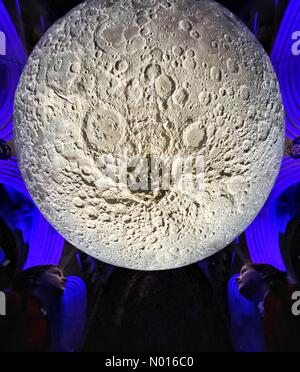 Exeter, Devon, Regno Unito. 2nd Febbraio, 2022. Premere anteprima. Museo della Luna terre all'interno della Cattedrale Exeter. I cantori guardano verso l'alto alla scultura lunare. L'artista Luke Jerram presenta la sua replica di scultura lunare dal 3rd al 27th febbraio presso la famosa Cattedrale di Exeter a Devon, Regno Unito. 2nd Febbraio, 2022. Credit Luke Jerram/Exeter Cathedral/nidpor/Alamy Live News Foto Stock