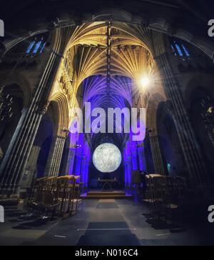 Exeter, Devon, Regno Unito. 2nd Febbraio, 2022. Premere anteprima. Museo della Luna terre all'interno della Cattedrale Exeter. L'artista Luke Jerram presenta la sua replica di scultura lunare dal 3rd al 27th febbraio presso la famosa Cattedrale di Exeter a Devon, Regno Unito. 2nd Febbraio, 2022. Credit Luke Jerram/Exeter Cathedral/nidpor/Alamy Live News Foto Stock