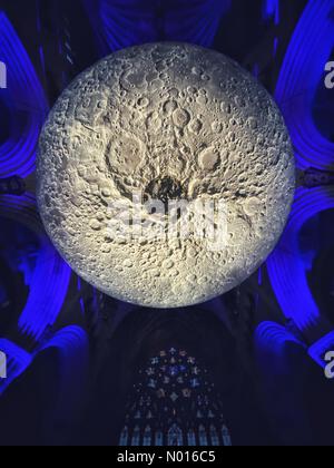 Exeter, Devon, Regno Unito. 2nd Febbraio, 2022. Premere anteprima. Museo della Luna terre all'interno della Cattedrale Exeter. L'artista Luke Jerram presenta la sua replica di scultura lunare dal 3rd al 27th febbraio presso la famosa Cattedrale di Exeter a Devon, Regno Unito. 2nd Febbraio, 2022. Credit Luke Jerram/Exeter Cathedral/nidpor/Alamy Live News Foto Stock