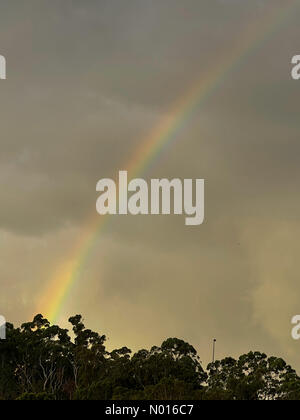 3rd Febbraio 2022 - Killara, nuovo Galles del Sud, Australia - Meteo: Rainbow visto sopra il sobborgo di Sydney Killara come la pioggia è prevista per cadere nella zona. Credit: Mjmediabox/StockimoNews/Alamy Live News Foto Stock